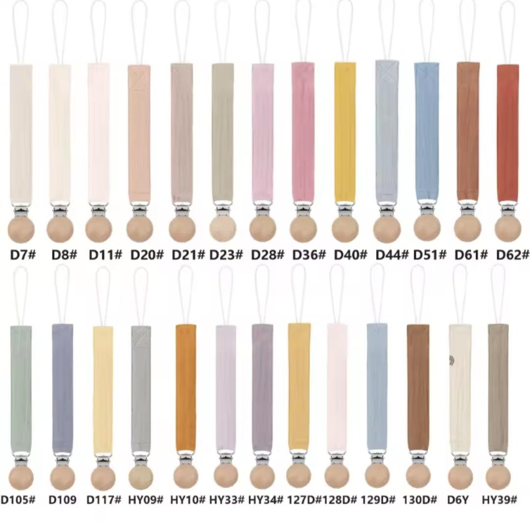 Attache tétine personnalisée avec cœur rouge et prénom bébé