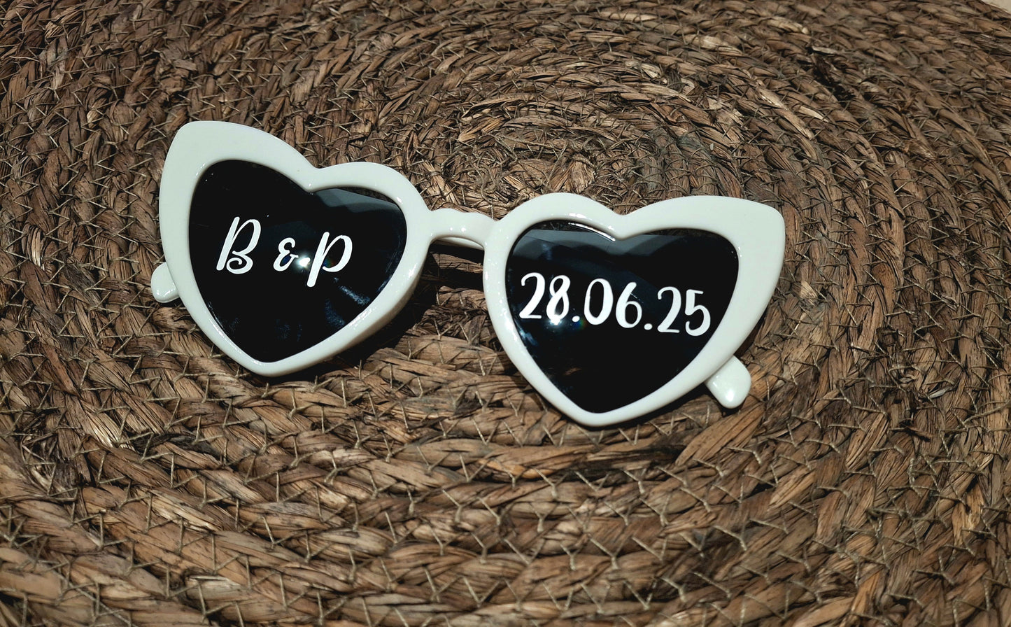 Lunettes de soleil personnalisées en forme de cœur blanches – mariage, EVJF, baptême, cadeau demoiselle d’honneur
