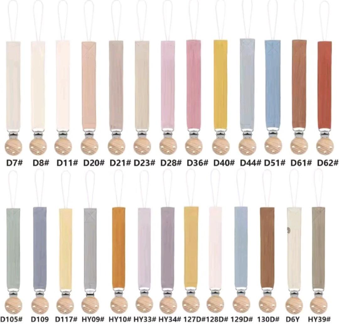 Attache tétine personnalisée avec cœur rouge et prénom bébé