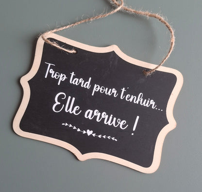 Panneau de mariage “Trop tard pour t’enfuir ... Elle arrive !” – pancarte humour cortège