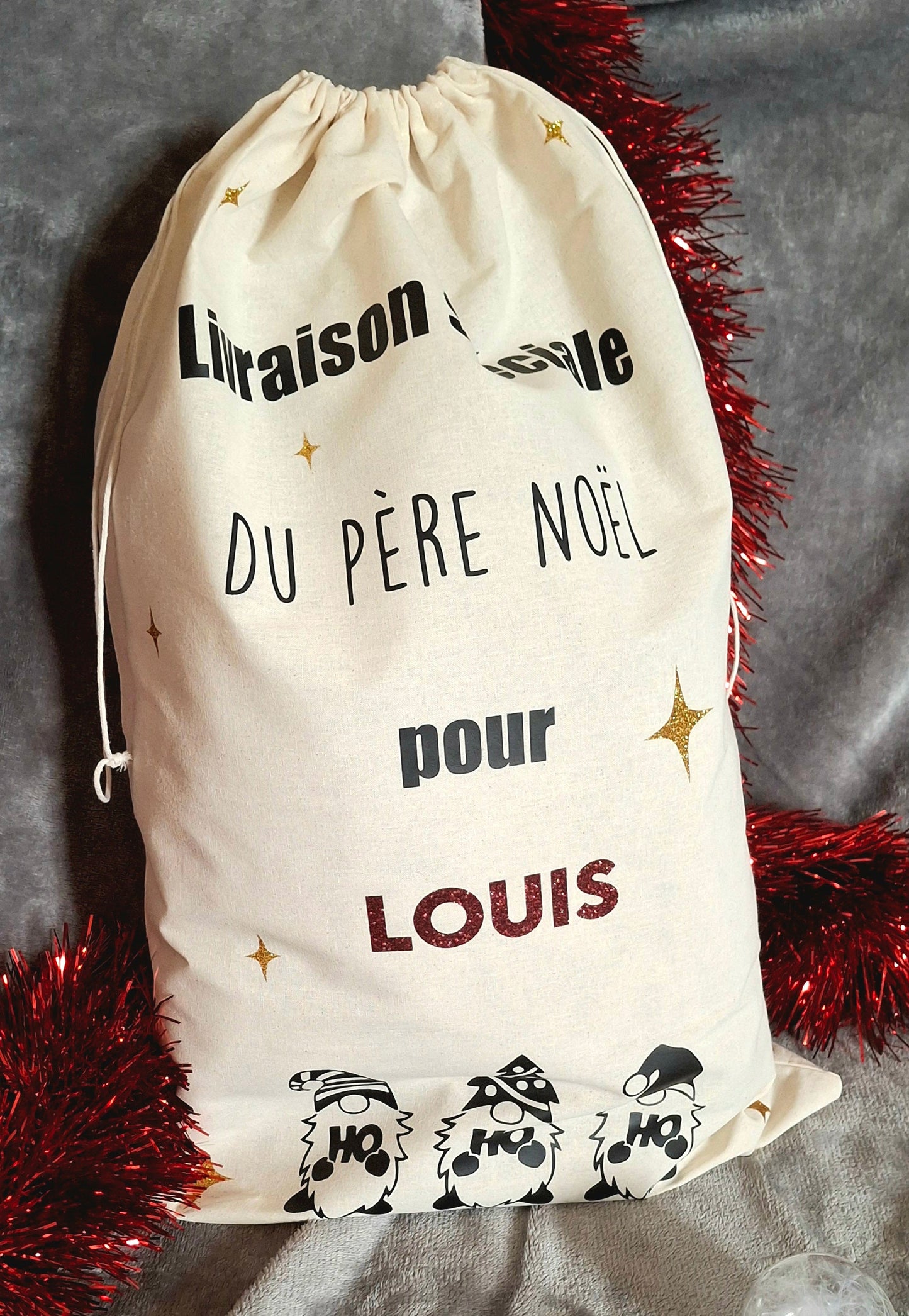 Hotte de Noël personnalisée « Livraison spéciale pour [Prénom] » – Gnomes festifs – Sac cadeau Noël 40 × 60 cm