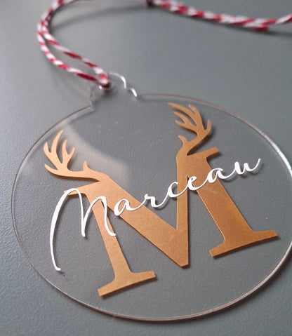 Boule de Noël personnalisée en plexiglass transparente avec cornes de renne et prénom – Ma Bulle Créative