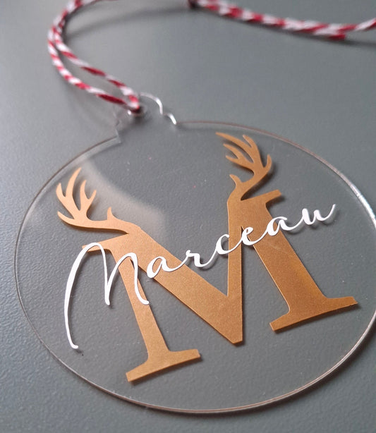 Boule de Noël personnalisée en plexiglass transparente avec cornes de renne et prénom – Ma Bulle Créative