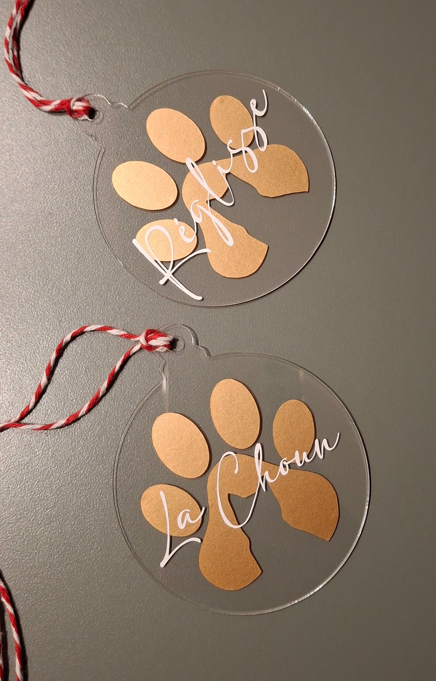 Boule de Noël plexi personnalisée – patte de chat avec prénom