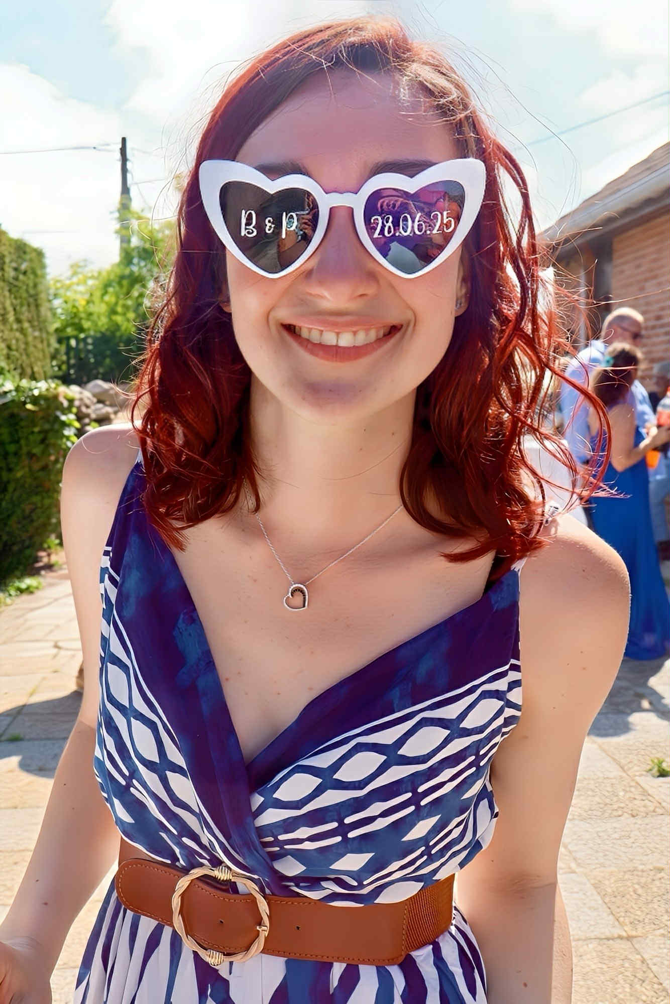 Lunettes de soleil personnalisées en forme de cœur blanches – mariage, EVJF, baptême, cadeau demoiselle d’honneur