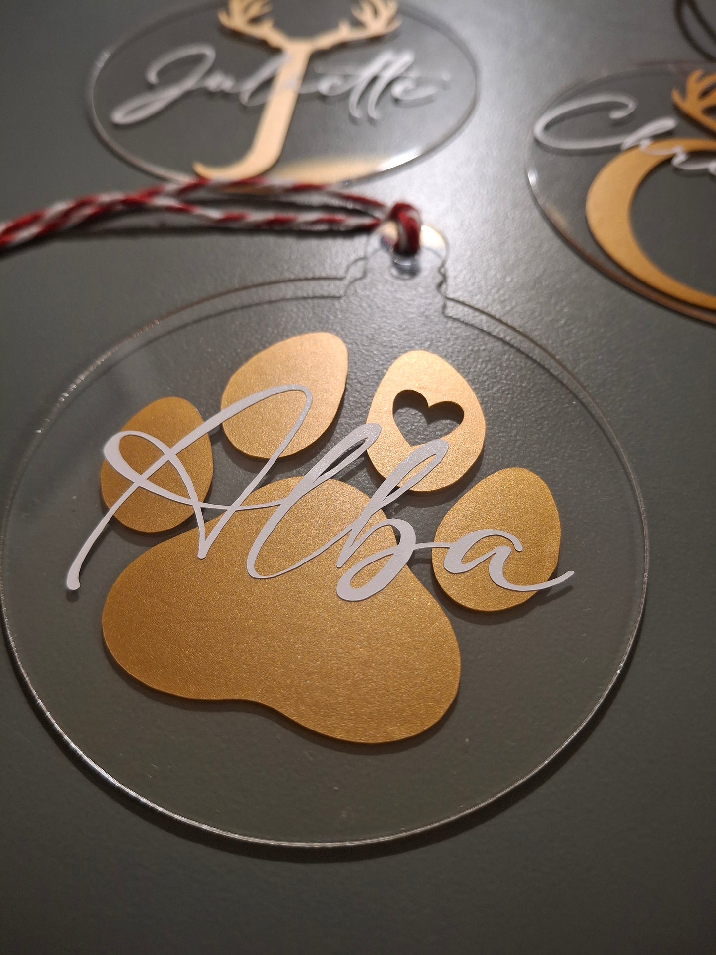 Boule de Noël plexi personnalisée – patte de chien avec prénom