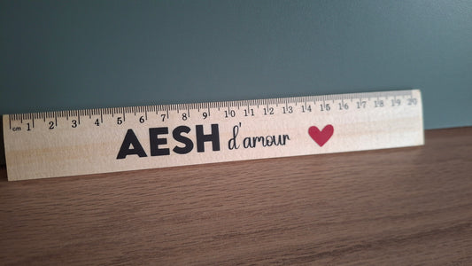Règle en bois personnalisée 20 cm “AESH d’amour” – cadeau aide scolaire