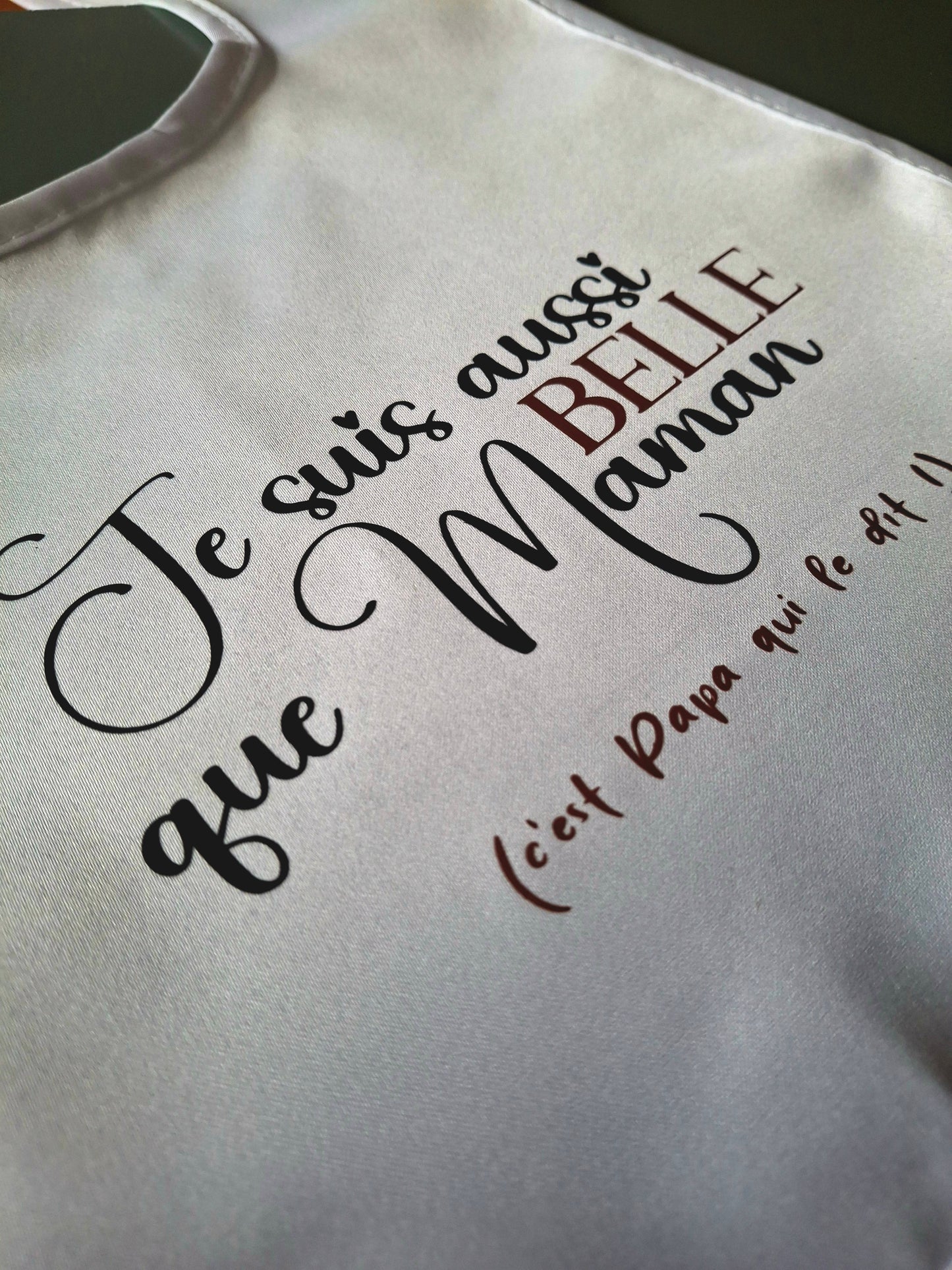 Bavoir humoristique “Je suis aussi belle que maman”