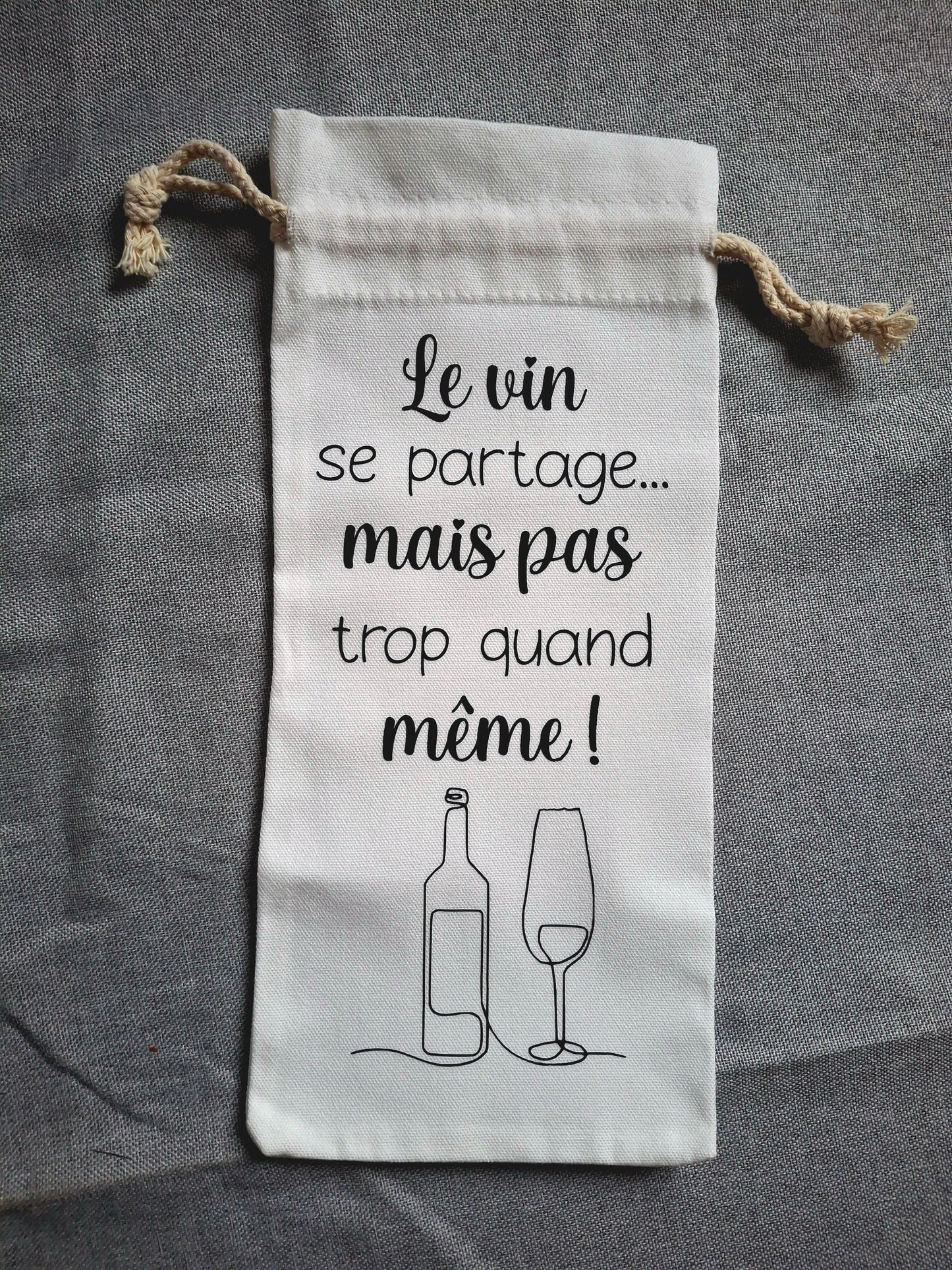Sac à bouteille humour “Le vin se partage… mais pas trop quand même” – cadeau apéro entre amis | Ma Bulle Créative